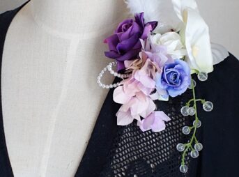 結婚式コサージュ・カラーと３種類のローズとフェザーでエレガントスタイル