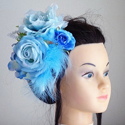 結婚式髪飾り・２種類のライトブルーローズとグリーンローズとブルーフェザーと紫陽花で制作。飾りにリーフ型のパールビーズを使用。