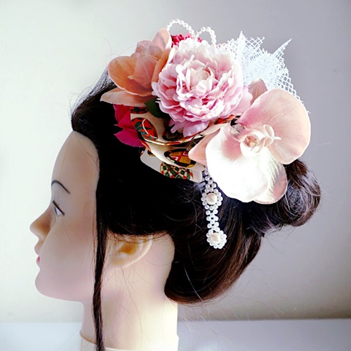 成人式髪飾り・ピンク胡蝶蘭とシャクヤクで和モダン - アイ花（アイハナ）