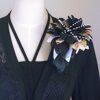 スワロフスキー付きの黒と白の花びらと和の花びらを一枚一枚重ねてメリアブーケ型に製作、飾りにパールビーズを添付。艶やかで華やかです。
