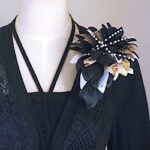 スワロフスキー付きの黒と白の花びらと和の花びらを一枚一枚重ねてメリアブーケ型に製作、飾りにパールビーズを添付。艶やかで華やかです。