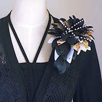 スワロフスキー付きの黒と白の花びらと和の花びらを一枚一枚重ねてメリアブーケ型に製作、飾りにパールビーズを添付。艶やかで華やかです。