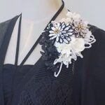 黒と白、黒とゴールドの二重つまみ細工に黒の紫陽花と飾りにパールビーズを添え、凛としたエレガントなコサージュです。