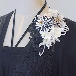 黒と白、黒とゴールドの二重つまみ細工に黒の紫陽花と飾りにパールビーズを添え、凛としたエレガントなコサージュです。