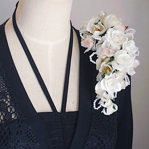 ホワイトローズと桜とパールビーズで、スリムなラインが美しい変形キャスケード型です。立体的なスタイルと華やかさが魅力です。