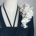 ホワイトローズと桜とパールビーズで、スリムなラインが美しい変形キャスケード型です。立体的なスタイルと華やかさが魅力です。