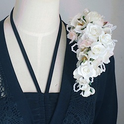 ホワイトローズと桜とパールビーズで、スリムなラインが美しい変形キャスケード型です。立体的なスタイルと華やかさが魅力です。