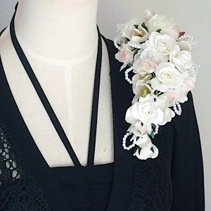 ホワイトローズと桜とパールビーズで、スリムなラインが美しい変形キャスケード型です。立体的なスタイルと華やかさが魅力です。